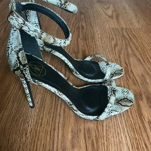 Chic Snakeskin Patterned Heels